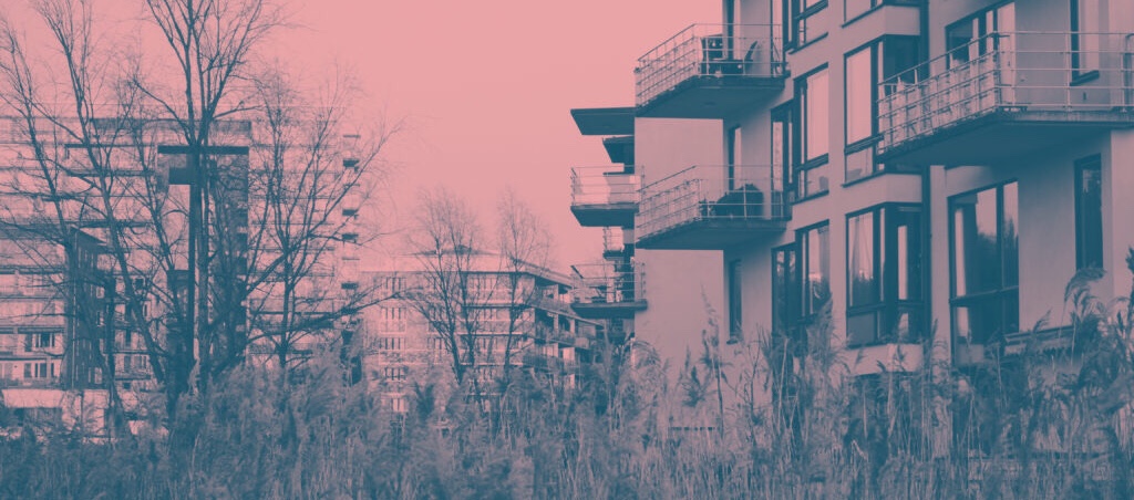 Bostadshus och bostadsområde som symboliserar Bolevos arbete med ekonomisk förvaltning och långsiktigt hållbara bostadsrättsföreningar.