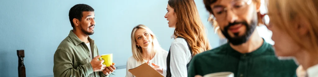 Personer i samtal som symboliserar Prosavios entreprenörer, partners och erfarenhet av att bygga bolag tillsammans.